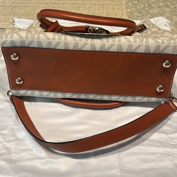 Michael Kors MK design beige handbag and matching shoes wallet - Picture 4 of 14